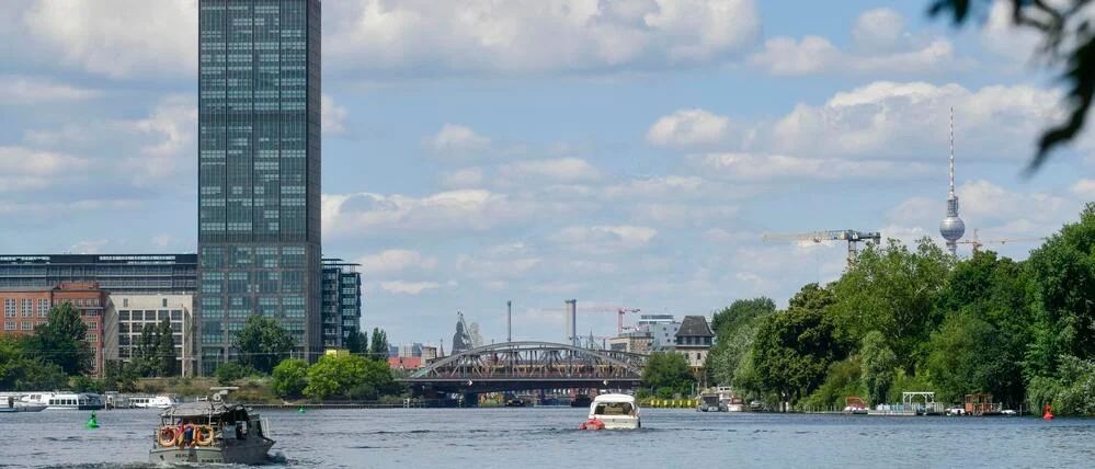 sommer-in-der-rummelsburger-bucht-nur-fur-redaktionelle-zwecke-editorial-use-only-schiff.webp