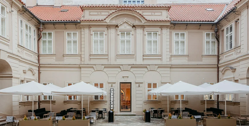 starbucks-savarin-exterier-photo-courtyard-terrace-xxnch.webp