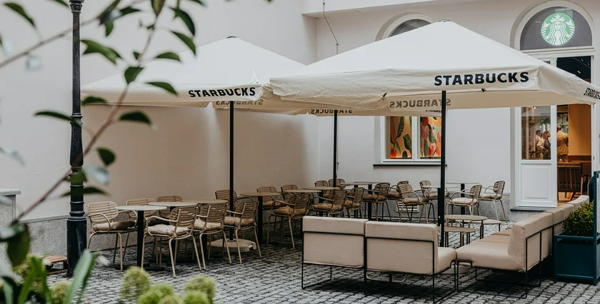 starbucks-vodickova-exterier-photo-courtyard-terrace-addkk.webp