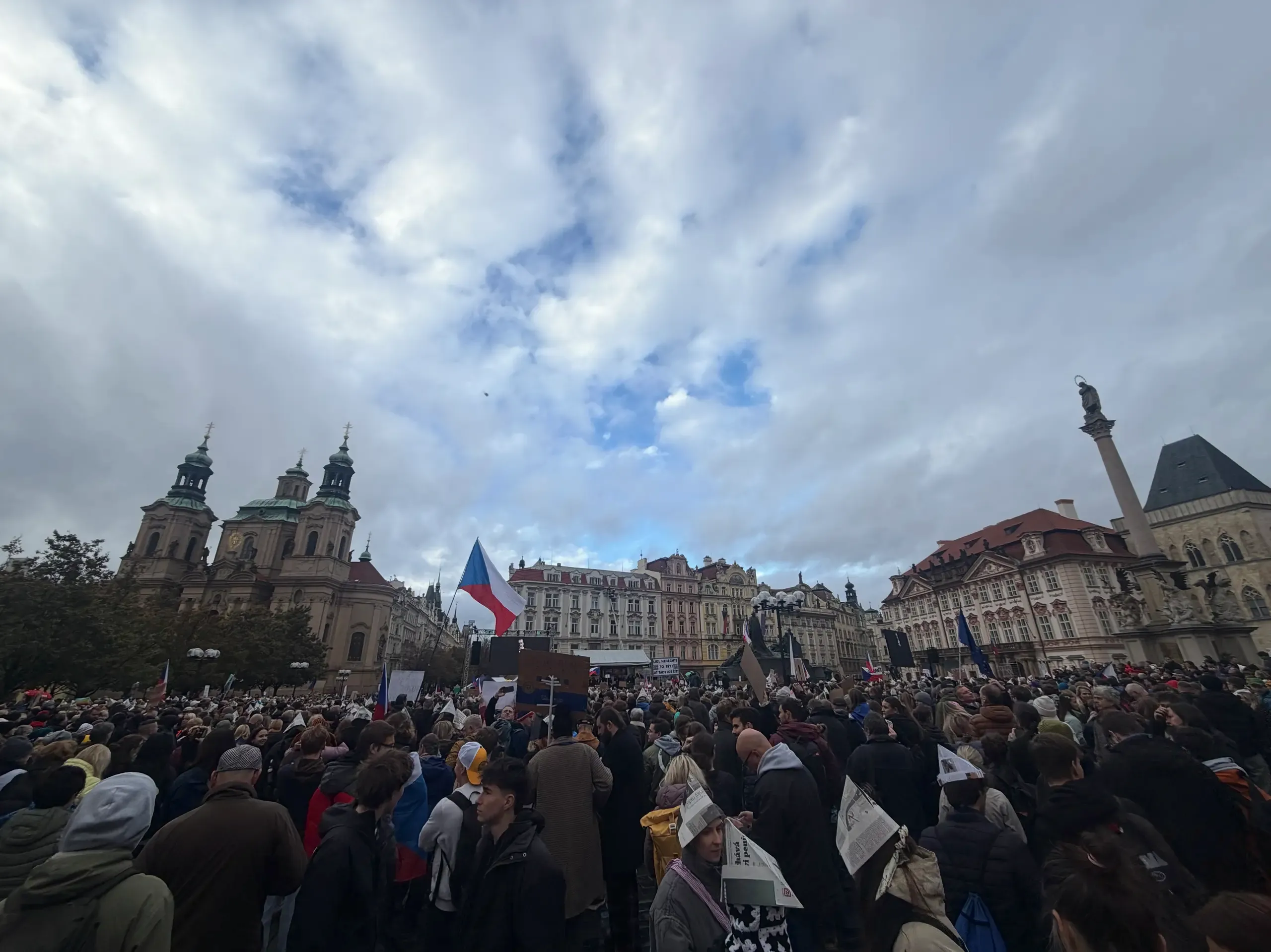 staromestske-namesti-milion-chvilek-demonstrace-ceska-televize-praha.webp