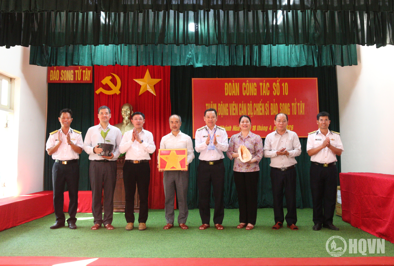 tặng quà kỉ niệm.jpeg