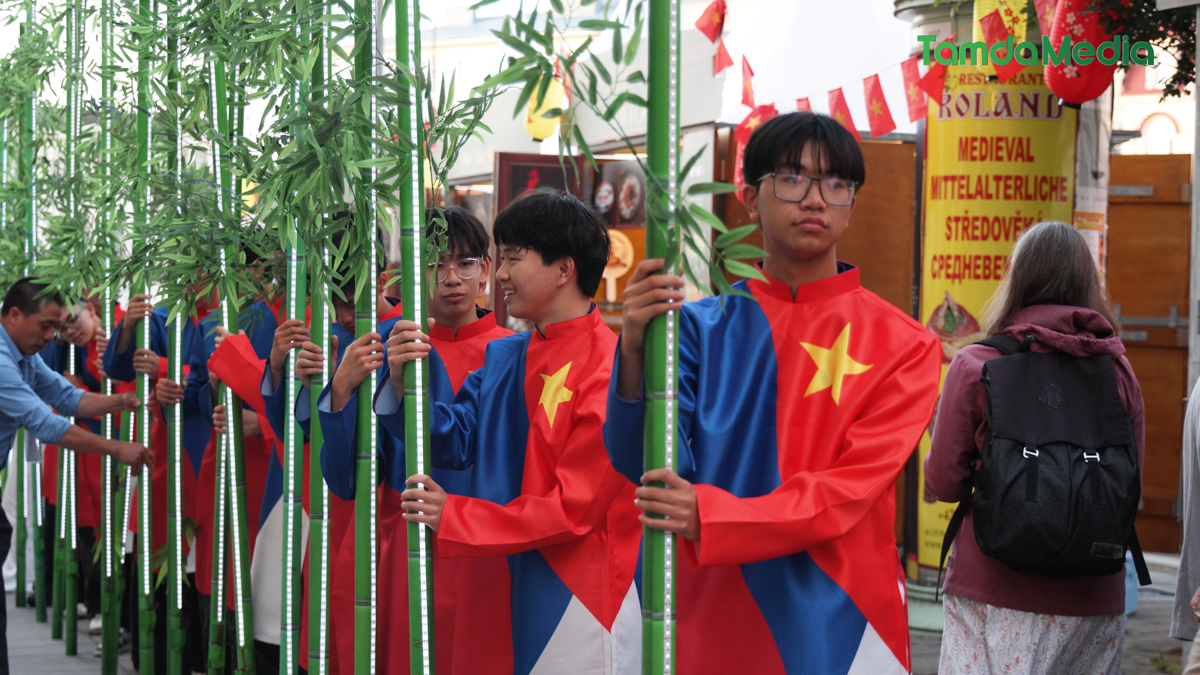 thuc canh.00_28_17_15.Still023.bmp