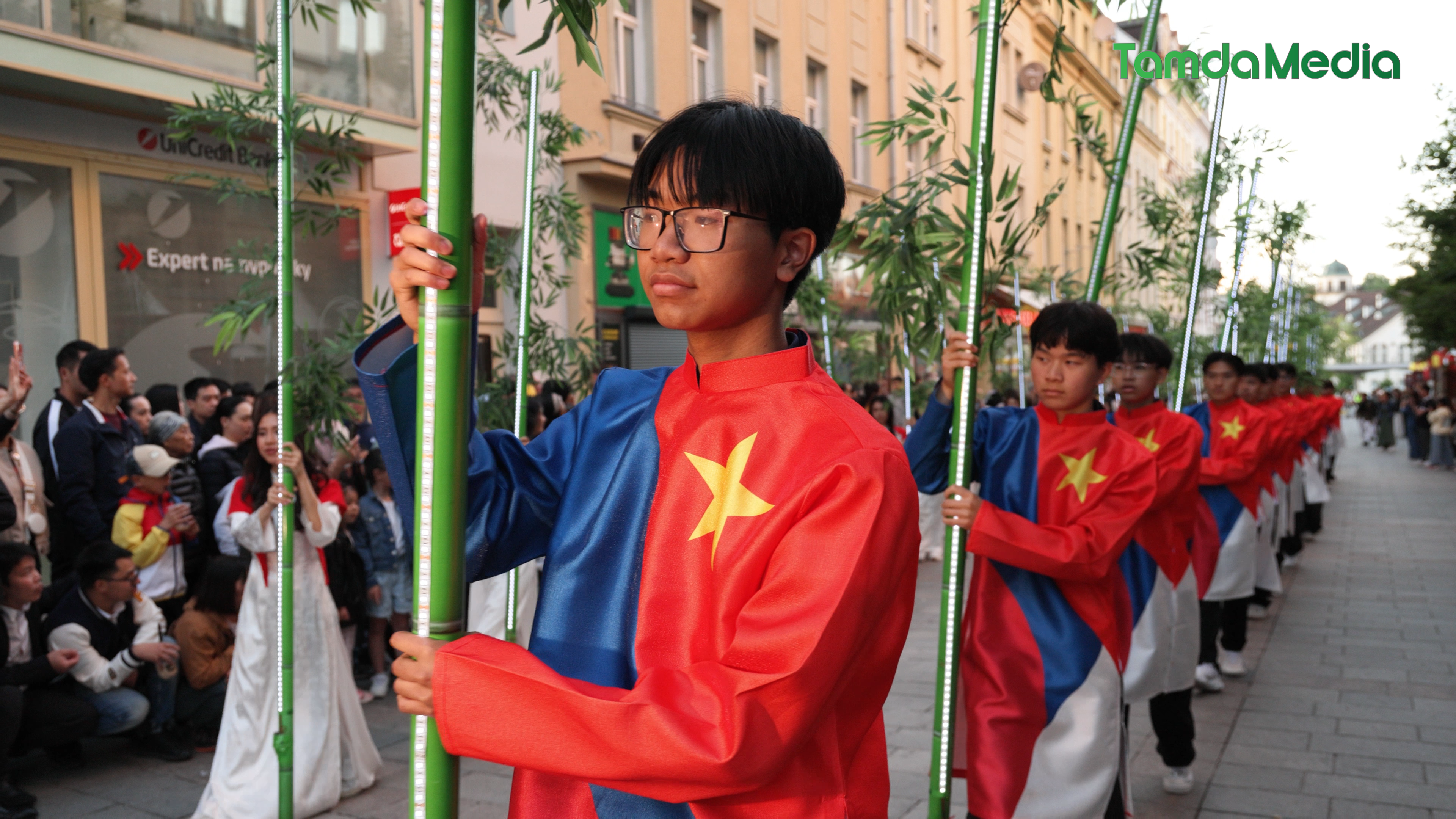 thuc canh.00_29_16_14.Still028.bmp