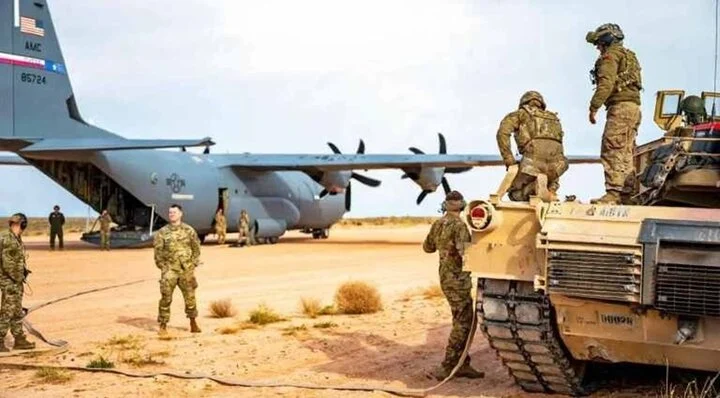 tiep-nhien-lieu-cho-xe-tang-m1a2-abrams-tu-c-130j-super-hercules-21380659.webp