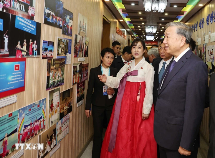 tong-bi-thu-truong-mau-giao-kieng-sang-va-lop-hoc-mang-ten-bac-ho-4-1760024020045114191080.jpg.webp