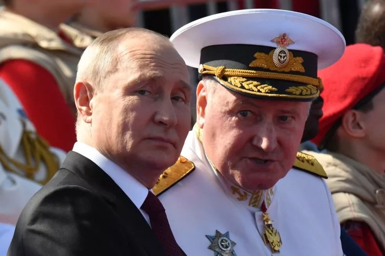 tong-thong-nga-vladimir-putin-va-tu-lenh-hai-quan-nga-1710155560888662188963 (1).jpg
