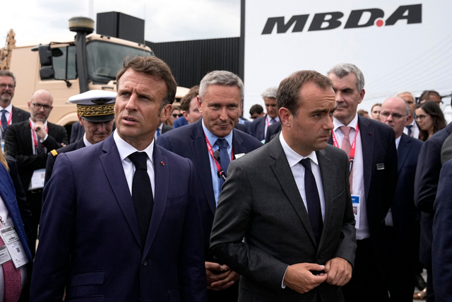 tong-thong-phap-emmanuel-macron-trai-va-bo-truong-luc-luong-vu-trang-phap-sebastien-lecornu-pomona-17291391454861256261447.png