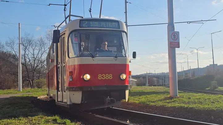 tramvaj-dvojka-praha-petriny.webp