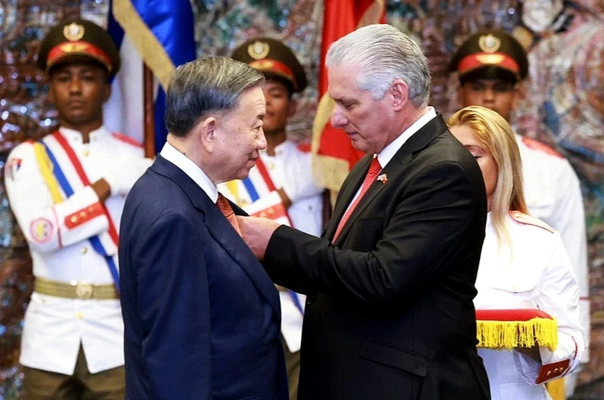 trao-huan-chuong-cho-ctn-to-lam-read-only-17274511529501855518068.jpg.webp