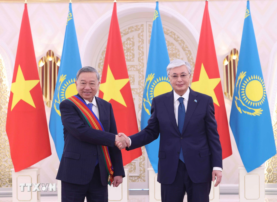 trao-tang-huan-chuong-huu-nghi-hang-nhat-cua-kazakhstan-cho-tong-bi-thu-to-lam-2.jpg