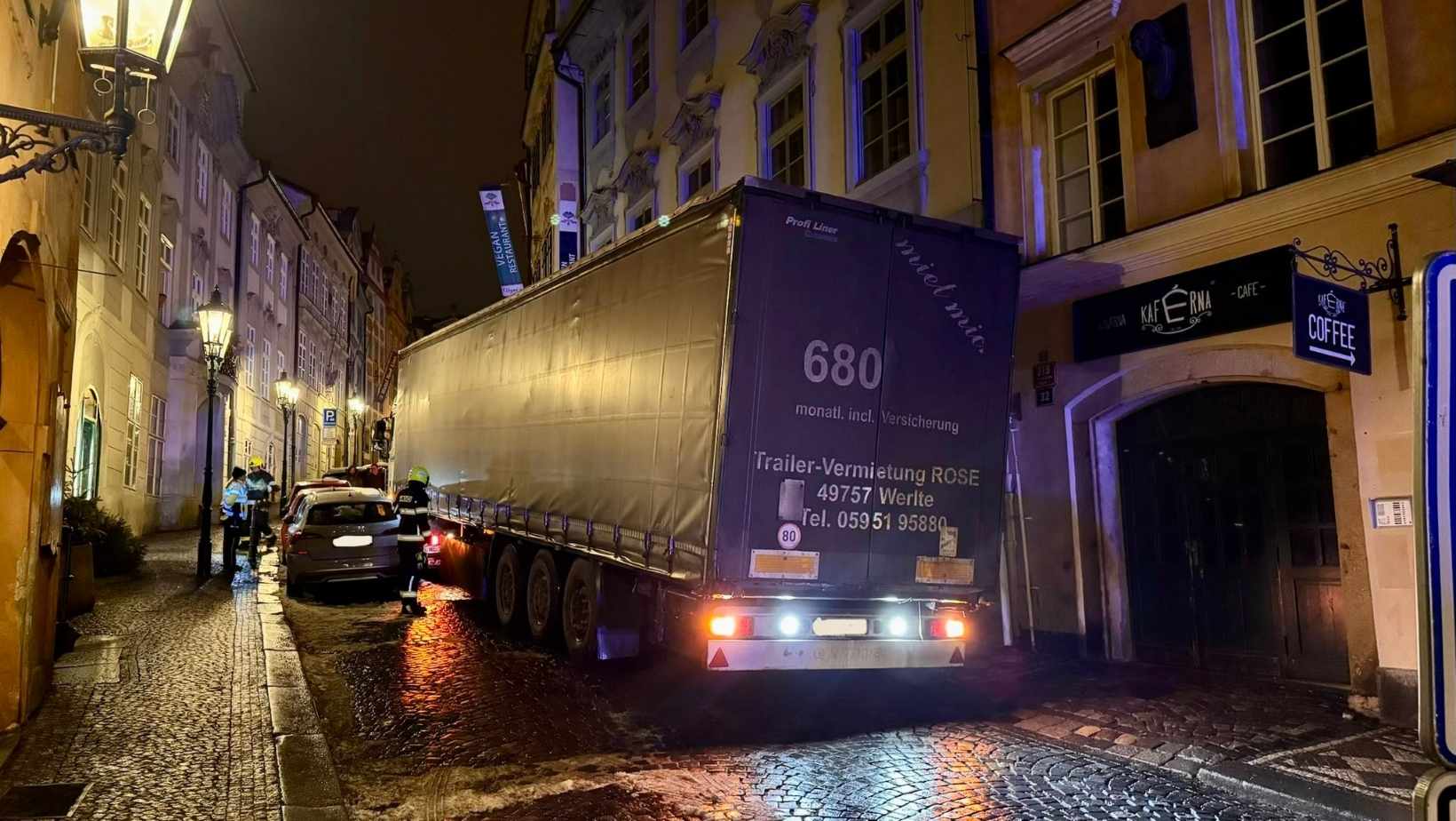 truck-stuck-Nerudova-Street-Prague.jpg