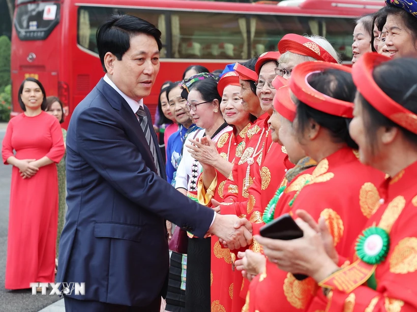 ttxvn-chu-tich-nuoc-luong-cuong-gap-mat-dai-bieu-phu-nu-cao-tuoi-tieu-bieu-4-7982.jpg.webp