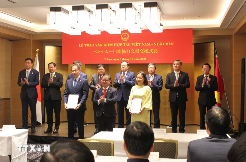 ttxvn-chu-tich-quoc-hoi-tran-thanh-man-chung-kien-le-trao-van-kien-hop-tac-2-6514.jpg.webp