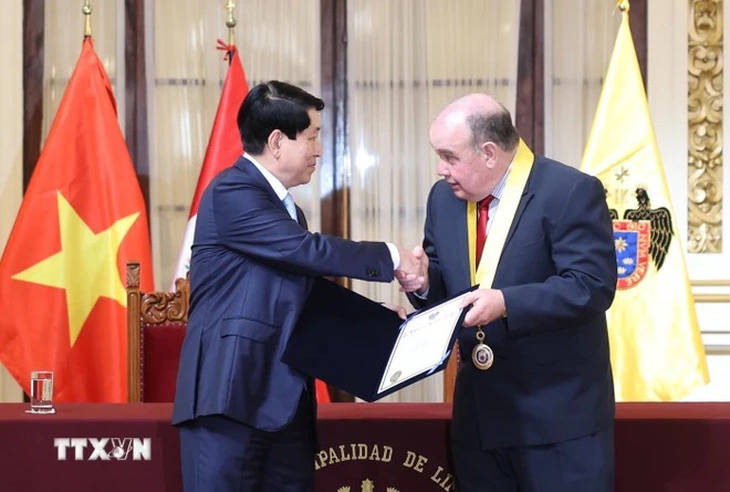 ttxvn-le-trao-chia-khoa-thanh-pho-va-tuyen-bo-khach-moi-tham-du-cua-lima-tang-chu-tich-nuoc-luong-cuong-1-5817-1731638459097820583775.webp