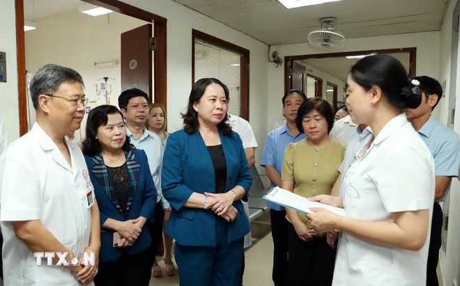 ttxvn-pho-chu-tich-nuoc-vo-thi-anh-xuan-tham-vien-huyet-hoc-va-truyen-mau-trung-uong-1209-2-5056.jpg.webp