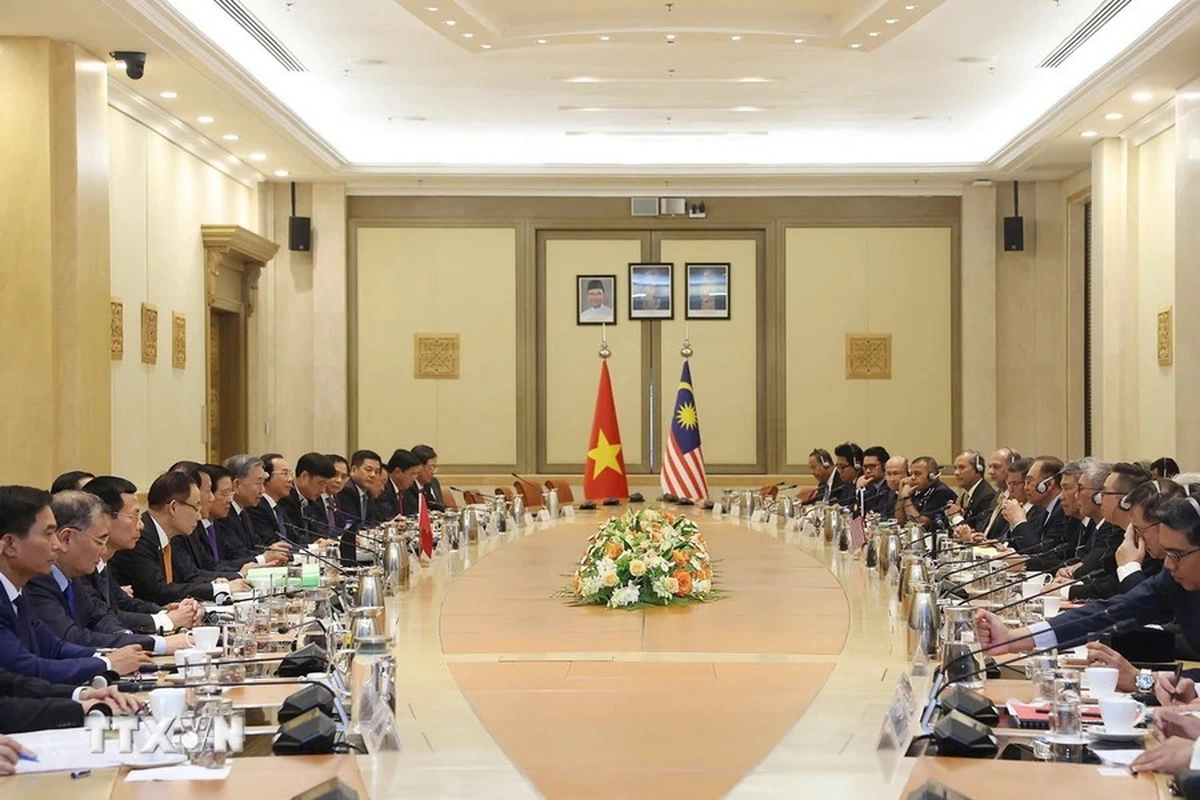 ttxvn-tong-bi-thu-to-lam-hoi-dam-voi-thu-tuong-malaysia-1-7336-17321753713881441992478.webp