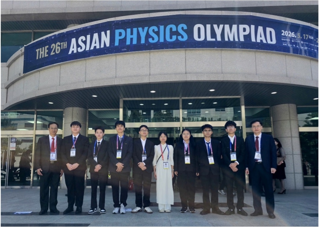 tu_trai_qua_phai_pgs.ts_._dang_duc_vuong_pho_truong_doan_em_ta_ngoc_minh_em_phan_tuan_dung_em_nguyen_nhat_minh_em_bui_anh_tu_em_nguyen_thi_bich_ngoc_em_vu_nguyen_nguyen_em_mai_van_khanh_em_le.jpg