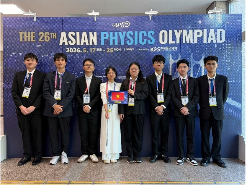tu_trai_sang_phai_em_ta_ngoc_minh_em_nguyen_nhat_minh_em_bui_anh_tu_em_nguyen_thi_bich_ngoc_em_vu_nguyen_nguyen_em_le_duy_khanh_em_phan_tuan_dung_va_em_mai_van_khanh.jpg