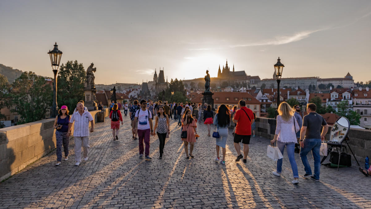 turiste-praha-karluv-most.jpg