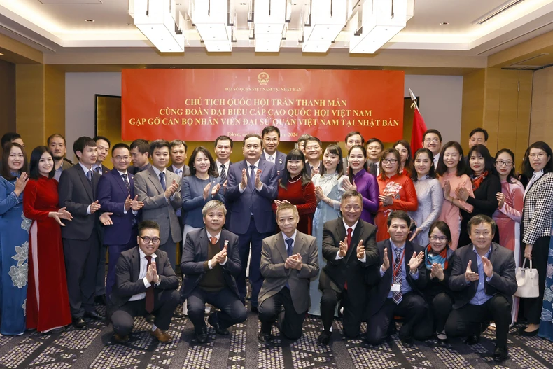 vna-potal-chu-tich-quoc-hoi-gap-go-can-bo-nhan-vien-dai-su-quan-viet-nam-tai-nhat-ban-7737827-1163.jpg.webp