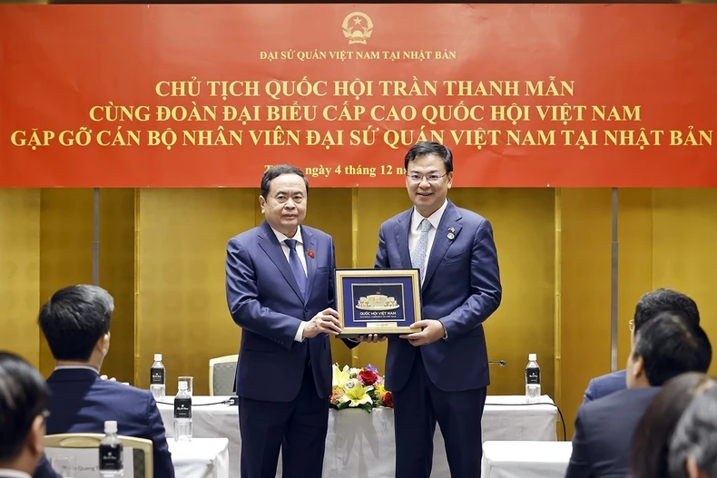 vna-potal-chu-tich-quoc-hoi-gap-go-can-bo-nhan-vien-dai-su-quan-viet-nam-tai-nhat-ban-7737828-7357.jpg.webp