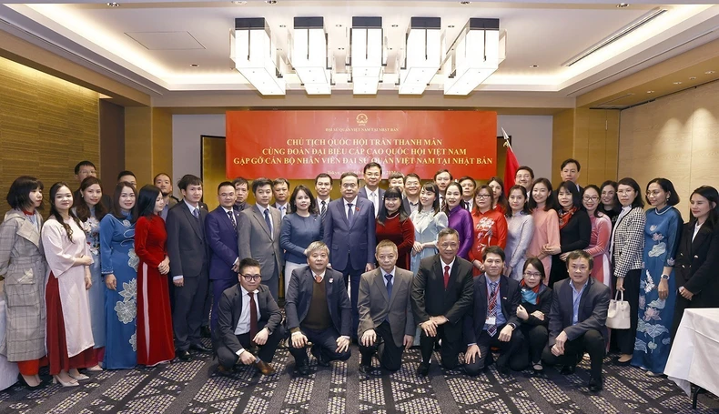 vna-potal-chu-tich-quoc-hoi-gap-go-can-bo-nhan-vien-dai-su-quan-viet-nam-tai-nhat-ban-7737831-5885.jpg.webp