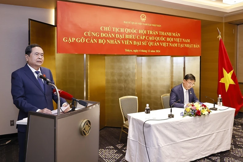 vna-potal-chu-tich-quoc-hoi-gap-mat-can-bo-nhan-vien-dai-su-quan-viet-nam-tai-nhat-ban-7737824-7131.jpg.webp