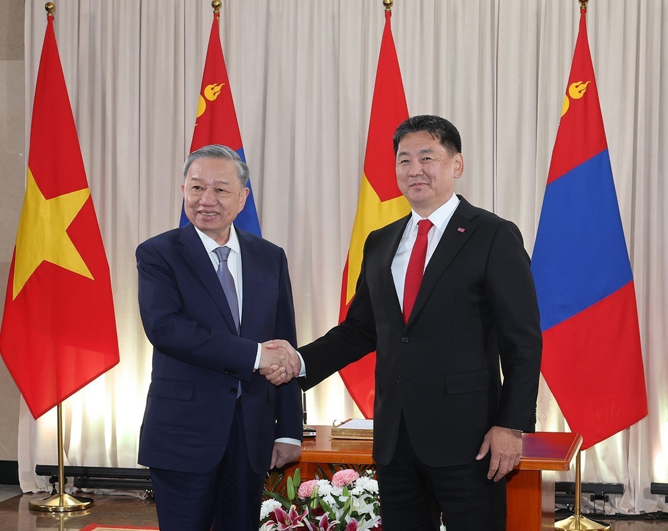 vna-potal-le-don-tong-bi-thu-chu-tich-nuoc-to-lam-tham-cap-nha-nuoc-toi-mong-co-7624609-12016.jpg