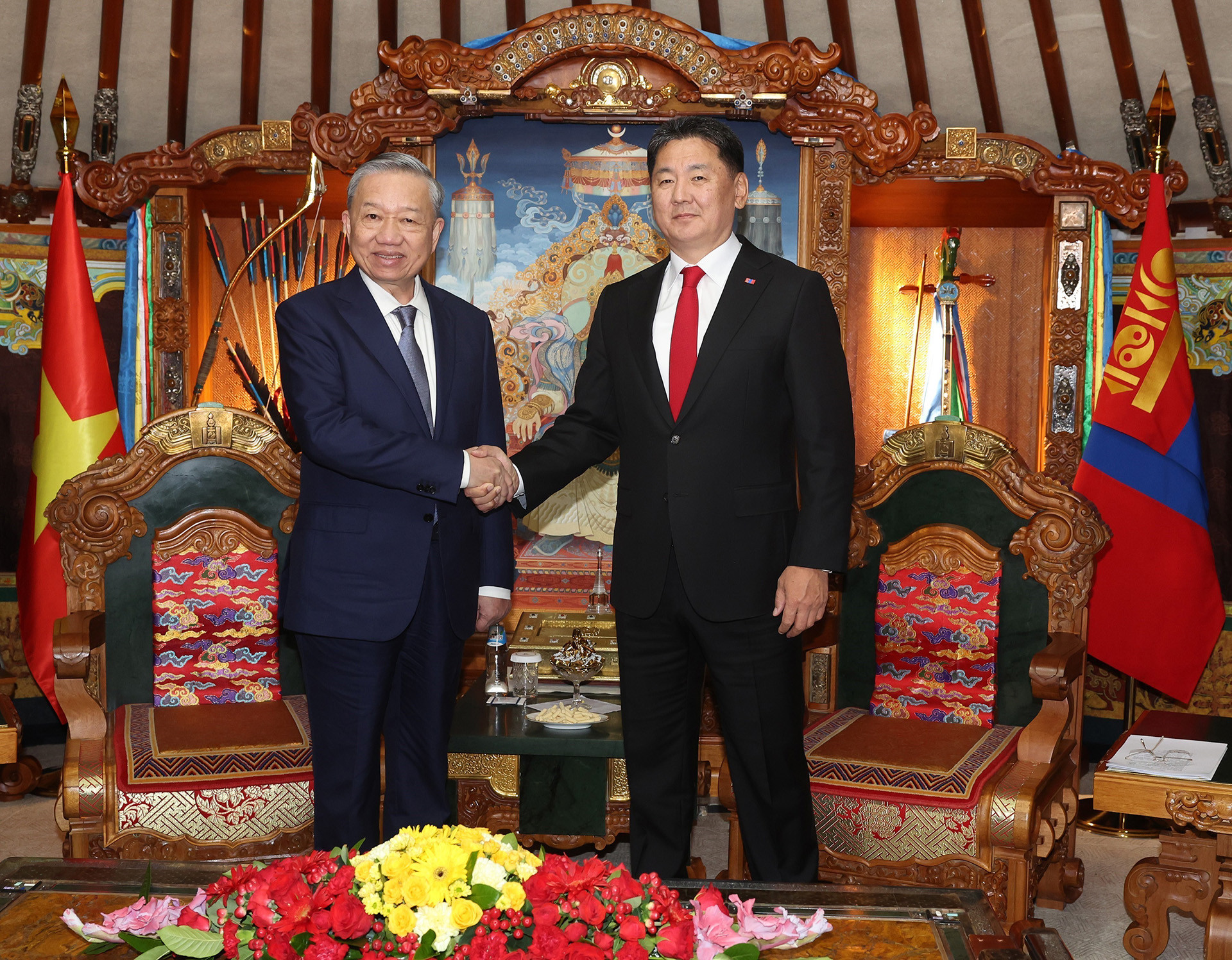 vna-potal-tong-bi-thu-chu-tich-nuoc-to-lam-gap-hep-tong-thong-mong-co-ukhnaagiin-khurelsukh-7624640-12014.jpg