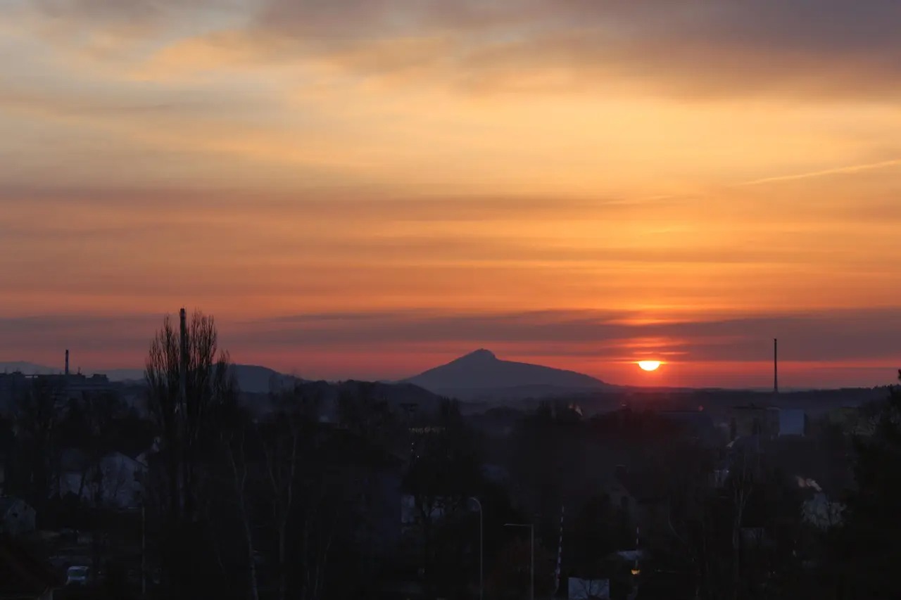 vychod-slunce-barevny-vychod-slu (1).jpg