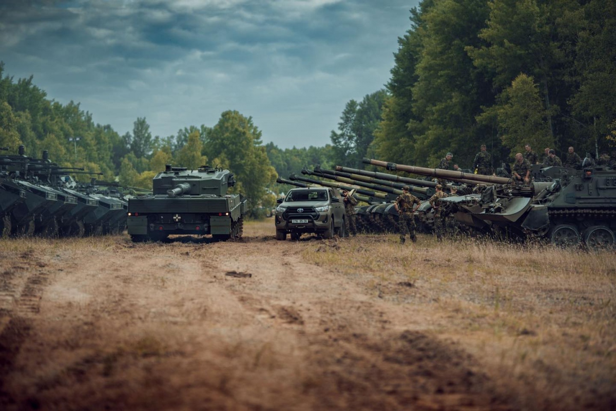 xe_boc_thep_cua_quan_doi_sec_va_xe_tang_leopard_2a4_anh_armycz_20240801053113.jpg