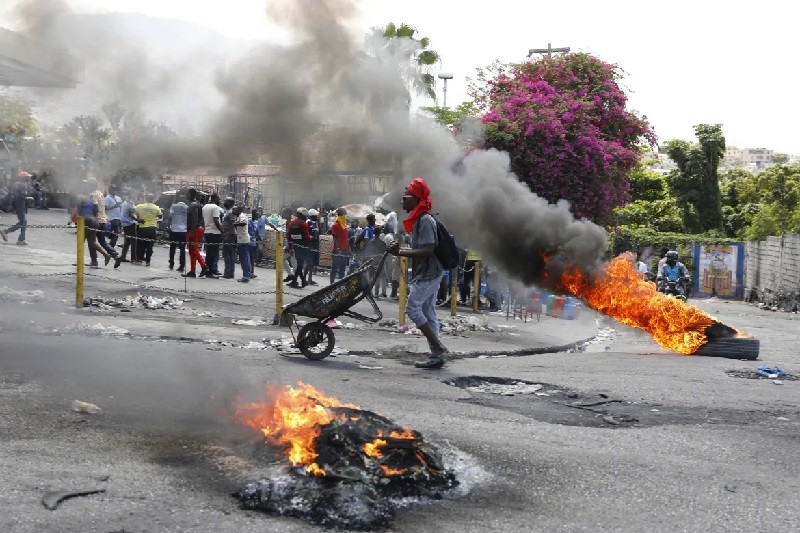 xkhung-hoang-haiti-nguoi-dan-bieu-tinh-doi-thu-tuong-tu-chuc-my-ra-tay-lhq-hoi-hdba-hanh-dong-khan-20240309062133.jpg,qrt=20240316111533.pagespeed.ic.k72q-h2AW_.jpg