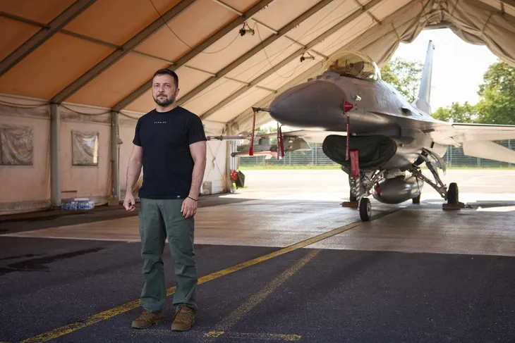 zelensky-va-f16-dan-mach-16945147871641482366860.webp